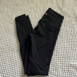 Black lululemon Wunder under leggings